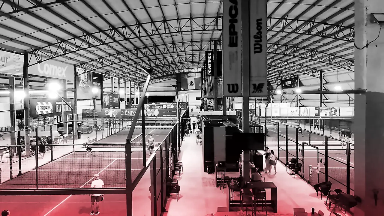 Pasillo central entre las canchas
